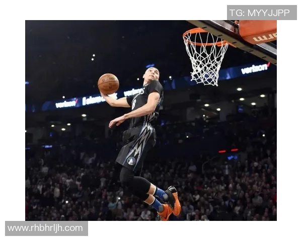 NFL美式足球明星挑战扣篮赛展现惊人运动才能与激情碰撞